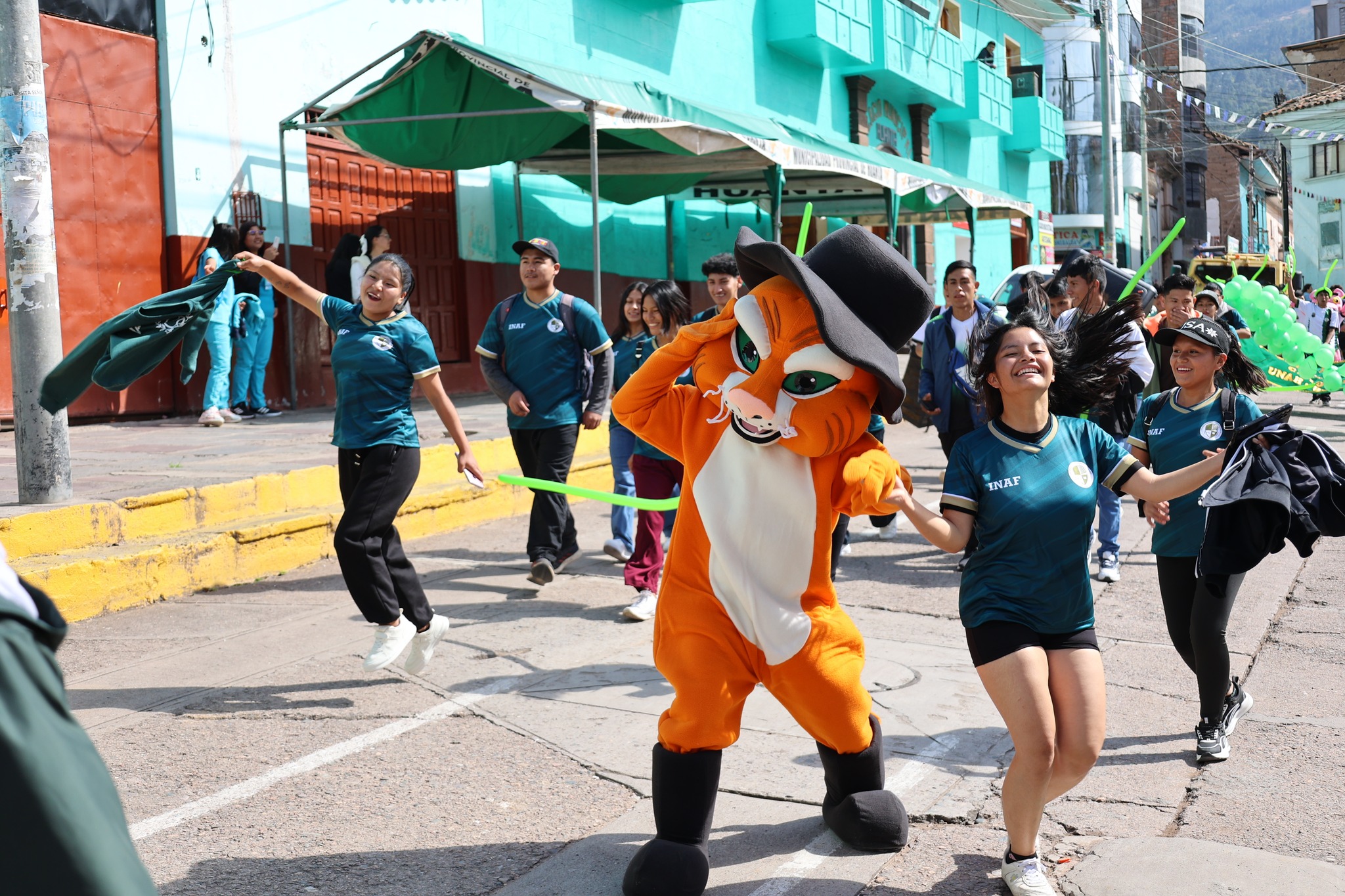 Estudiantes jugando voleibol en el campus