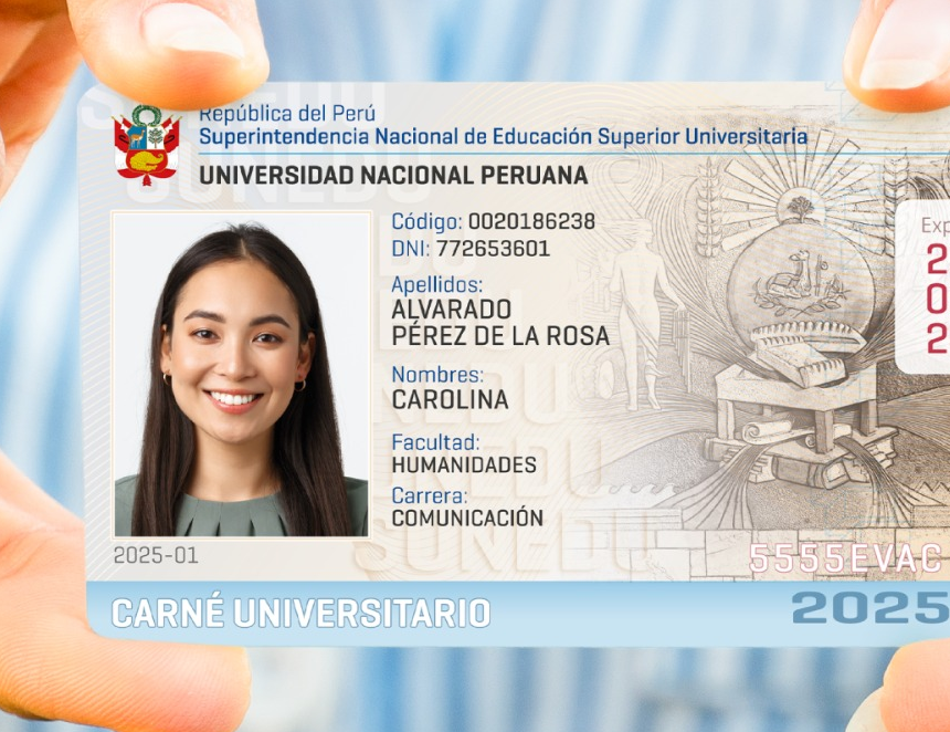 Estudiante mostrando su carnet universitario para el transporte público