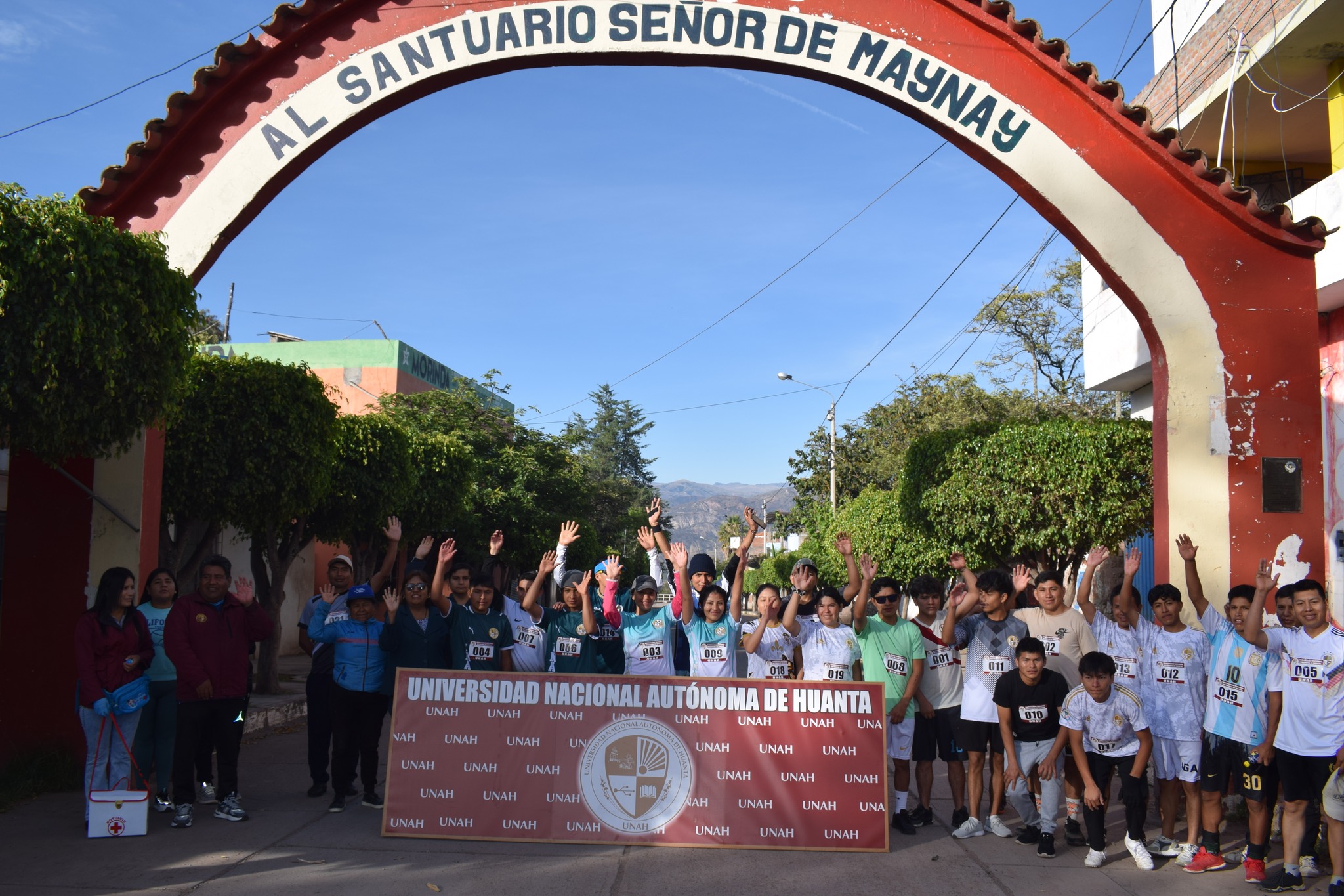 Atleta entrenando en una pista de atletismo